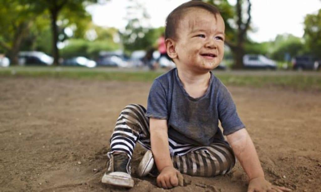 "اللعب بالتراب" تقنية جديدة لعلاج الحزن: ماذا تقول الدراسات؟