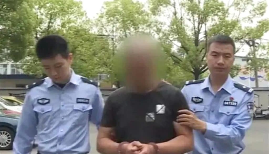 هارب من جريمة قتل منذ 20 عاماً يُقبض عليه بعد تقمصه شخصية عامل نظافة أصم وأبكم