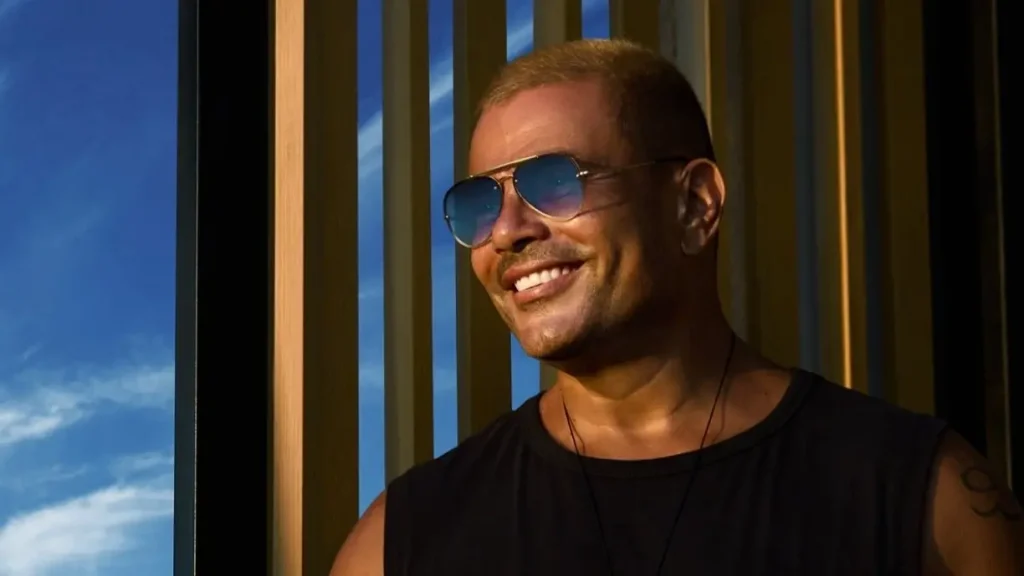 عمرو دياب يضرب معجباً: ضجة في الوسط الفني بين مؤيد ومعارض