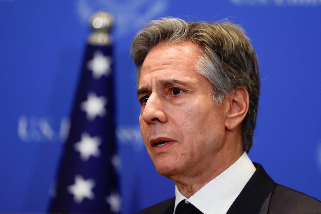 حذر وزير الخارجية الأمريكي أنتوني بلينكن من أن "استمرار إسرائيل في رفض تقديم خطة قابلة للتطبيق لإدارة قطاع غزة بعد الحرب سيؤدي إلى حرب لا نهاية لها في القطاع". وقال بلينكن في مؤتمر صحفي في مولدوفا: “بدون خطة لليوم التالي، لن يكون هناك يوم لاحق”، وتابع"يتعين على إسرائيل أن تتبنى مثل هذه الخطة في أسرع وقت ممكن"، محذرا من أنه في غيابها، إما أن "تحتل إسرائيل غزة بشكل دائم وتواجه تمردا دائما أو ستبقى حماس في السلطة، وهو أمر غير مقبول، غياب الحكم الذي ستملأه أولاً الفوضى والفوضى، ثم حماس أو غيرها من الجماعات الجهادية التي ستستعيد السلطة"