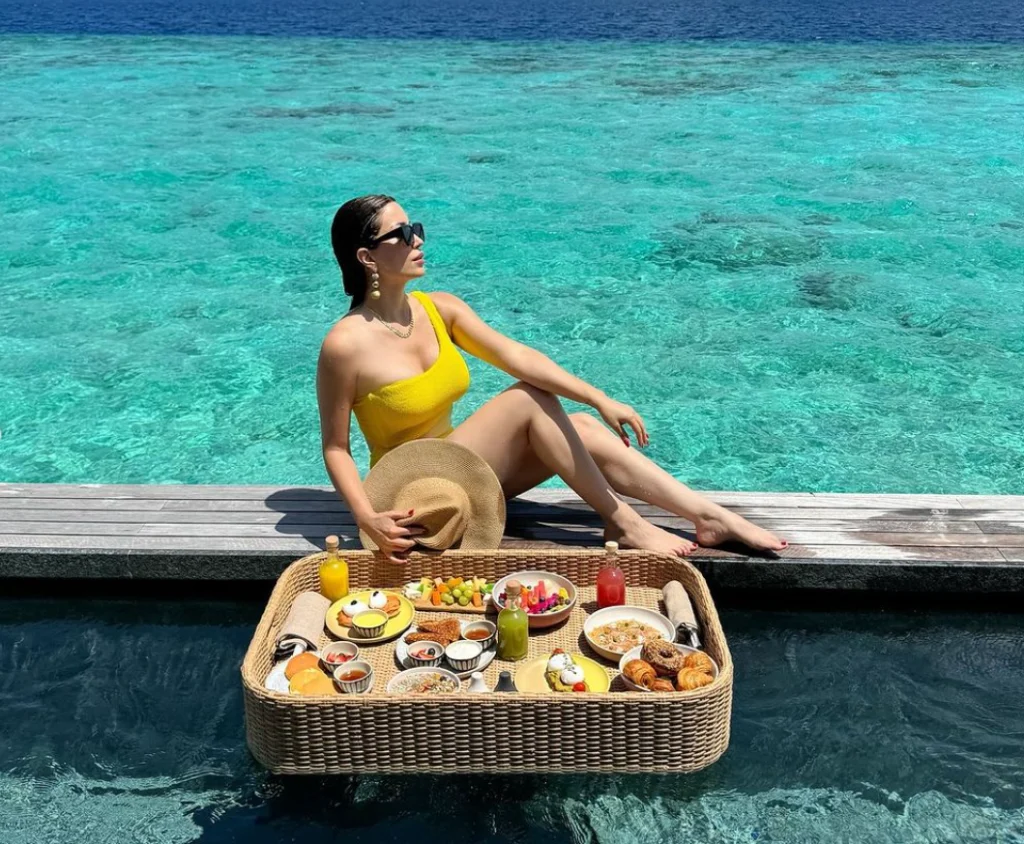 نسرين طافش تستمتع بإجازتها الصيفية في جزيرة ميكونوس وتُثير علامات استفهام حول علاقة ليلى عبدالله بجو جوناس