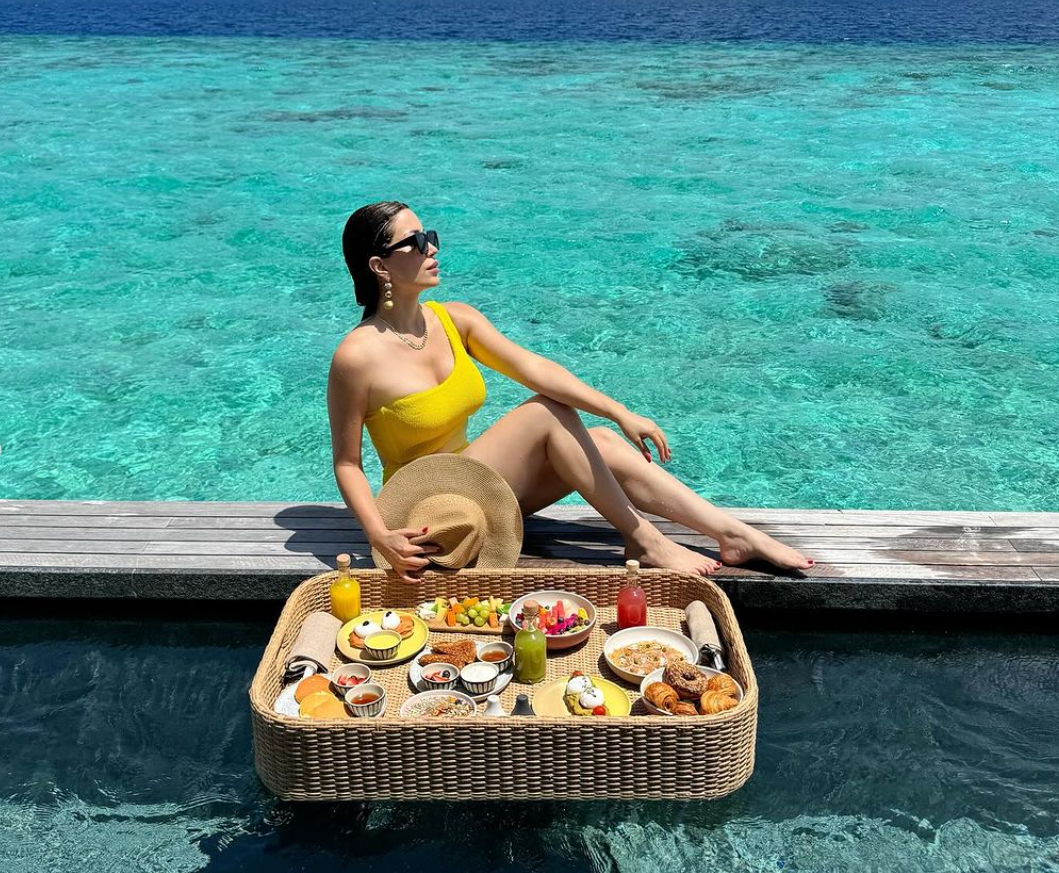 نسرين طافش تستمتع بإجازتها الصيفية في جزيرة ميكونوس وتُثير علامات استفهام حول علاقة ليلى عبدالله بجو جوناس