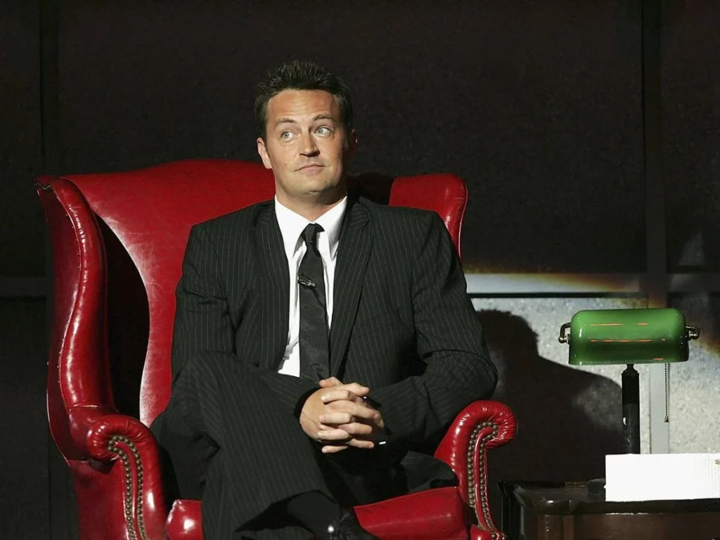 وفاة ماثيو بيري: هاتف وكمبيوتر امرأة غامضة يتم التحفظ عليهما