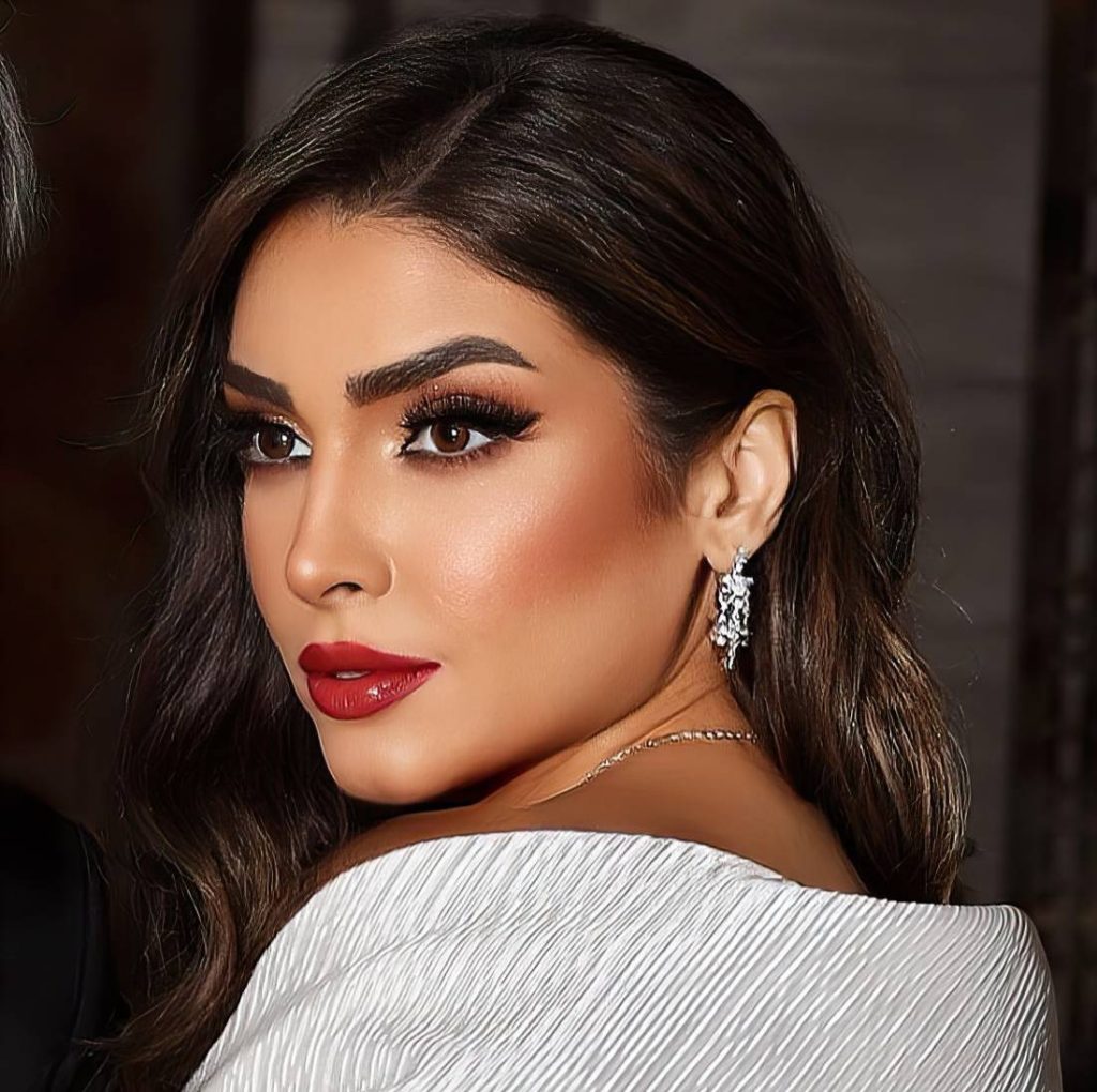 حرق الشمس يلحق الضرر بالفنانة روجينا خلال عطلة العيد