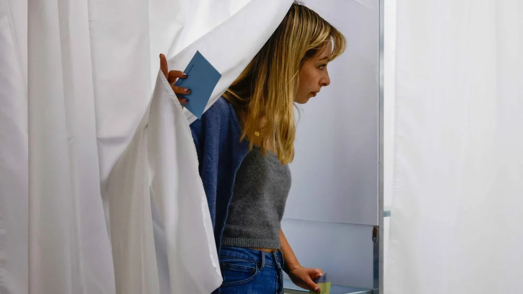 فرنسا .. شباب فرنسا "في قبضة" اليسار