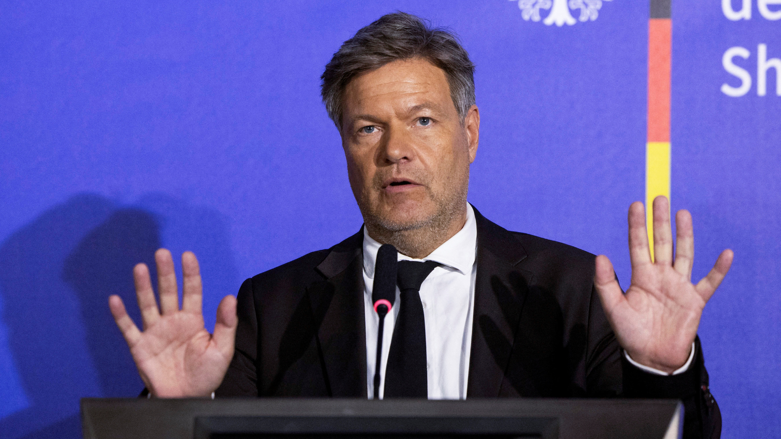 عاجل .. هابيك: نراقب عن كثب ما يحدث في فرنسا