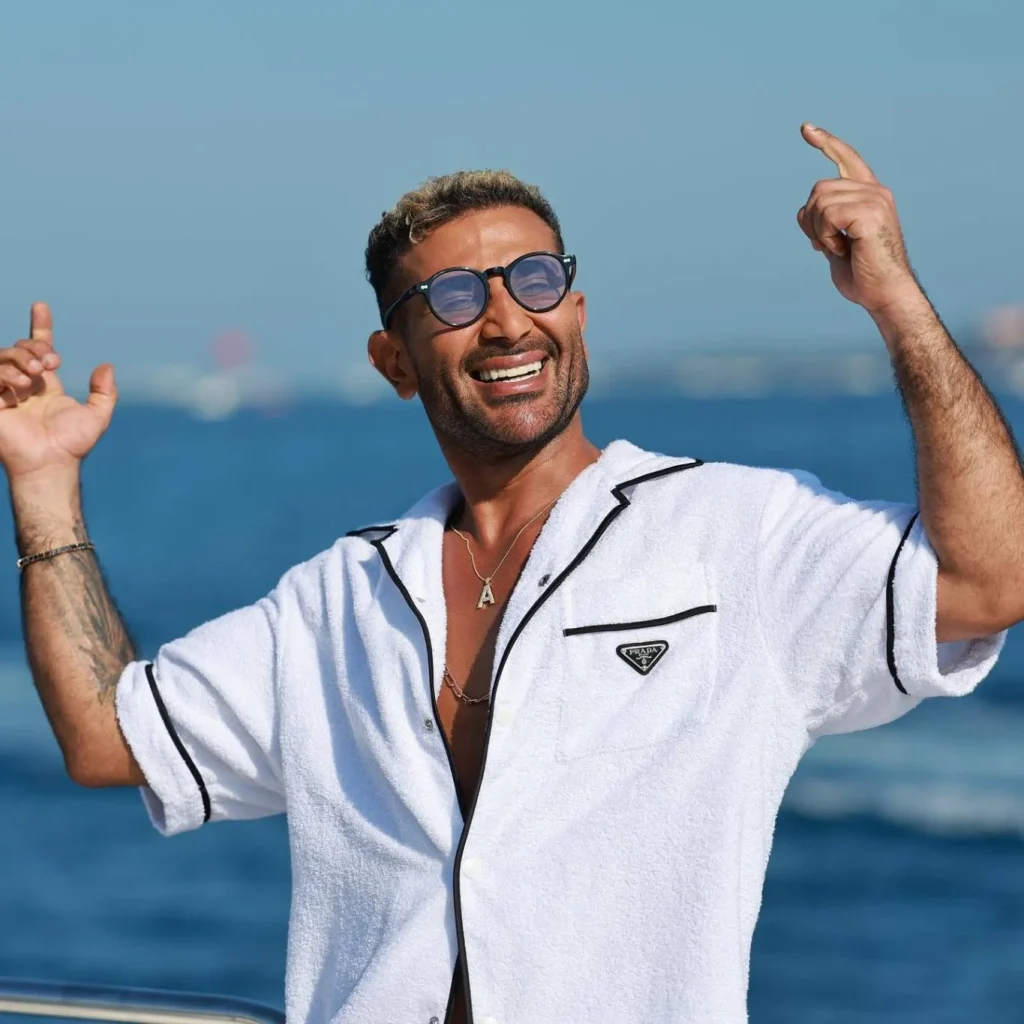 أحمد سعد يثير الجدل مرة أخرى بظهوره بـ"خلخال" في قدمه!