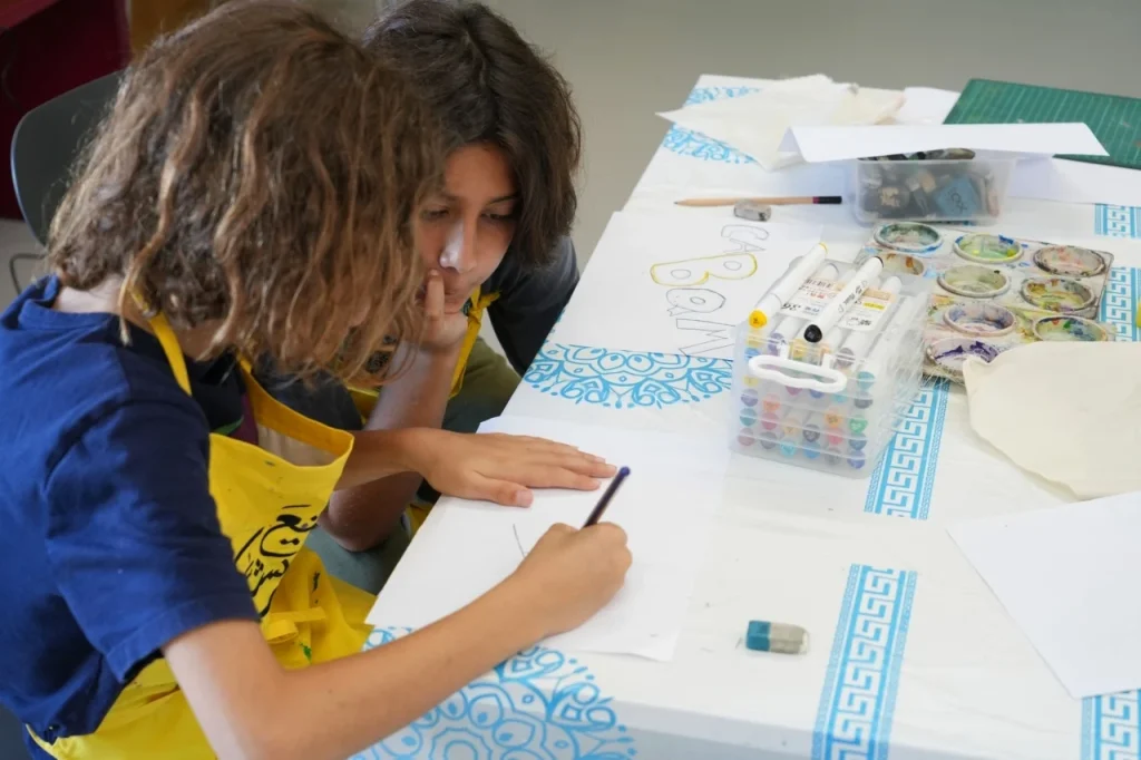 مركز "تشكيل" يطلق برنامجاً صيفياً حافلاً بالإبداع وورش العمل الفنية لجميع الأعمار