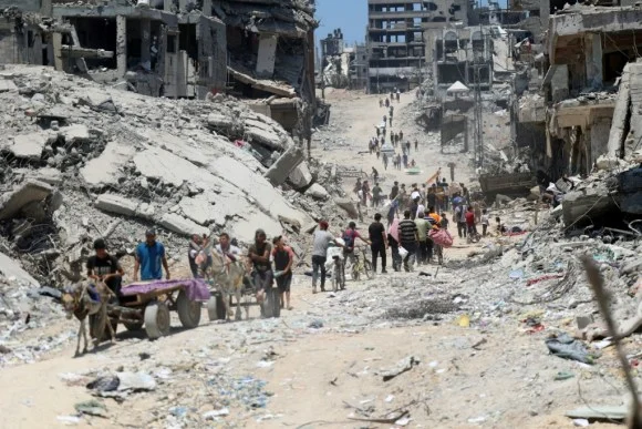 عاجل .. استشهاد 32 فلسطينيا في ضربات إسرائيلية على قطاع غزة