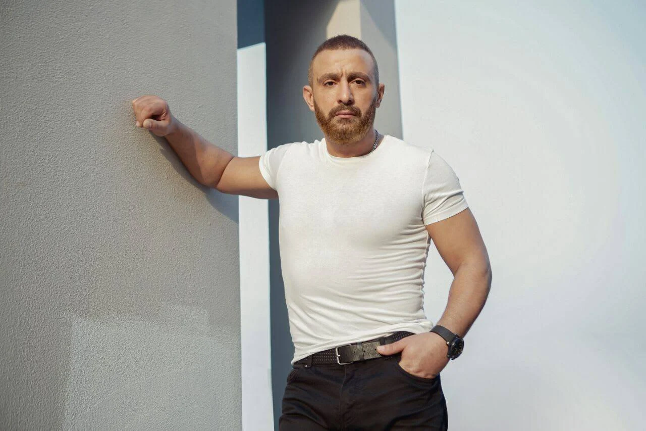 أحمد السقا الفنان الوحيد في جنازة فنان مصري