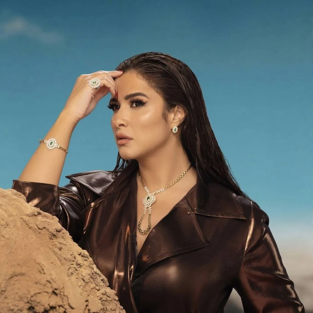 ياسمين عبد العزيز تستعرض عضلاتها في شد الحبل