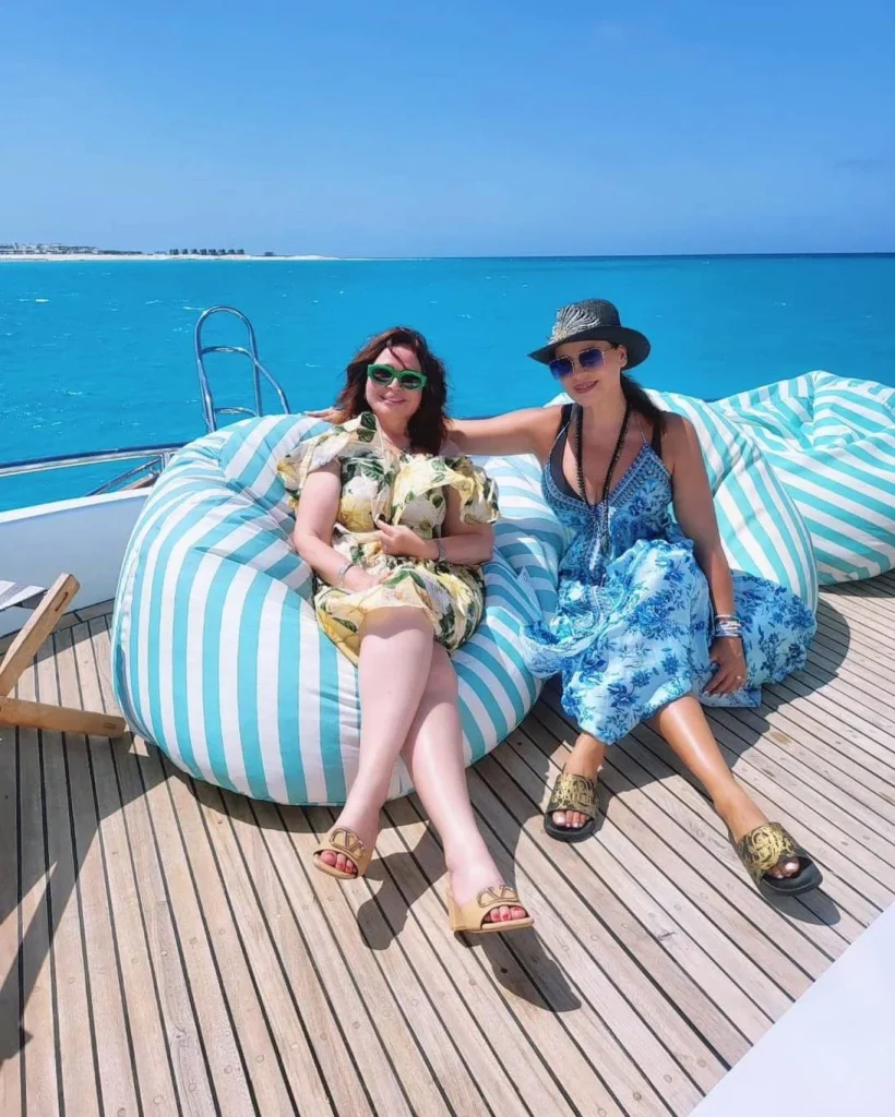 إلهام شاهين تحتفل بعيد ميلاد كارول سماحة على البحر