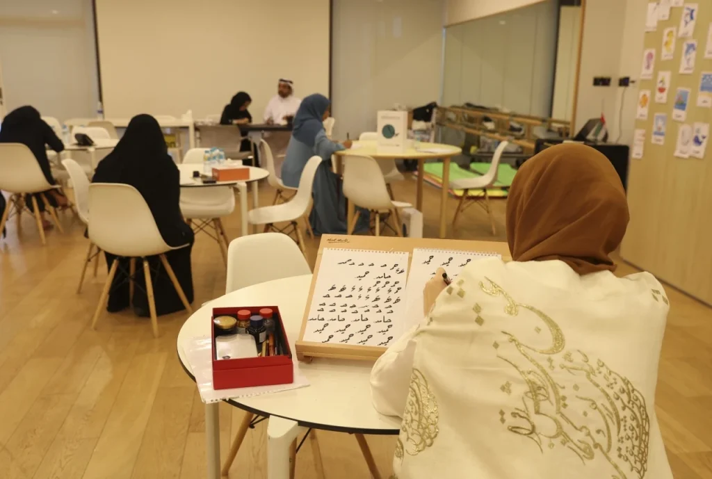 دبي تحتفي بالخط العربي: ورش مجانية لصقل المواهب