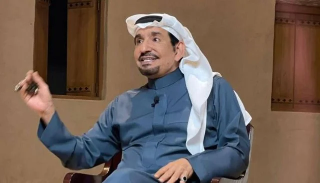 عبدالله السدحان وابنتاه بملابس نوم مشابهة ... وزوجته تحرجه