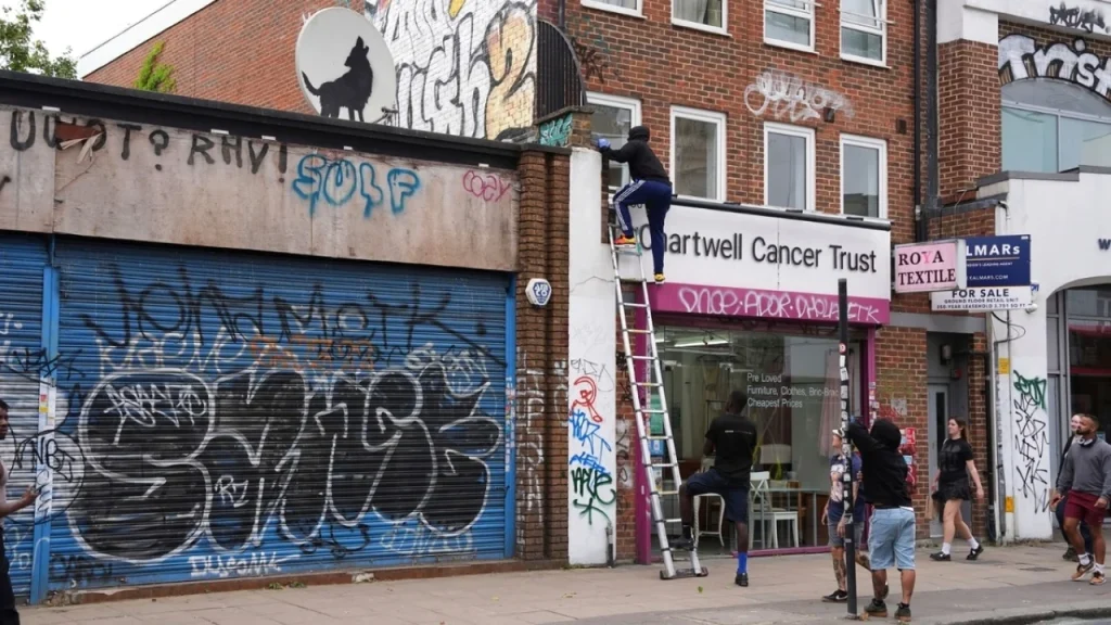 بانكسي في مرمى اللصوص: سرقة أحدث أعمال فنان الشارع الغامض في لندن