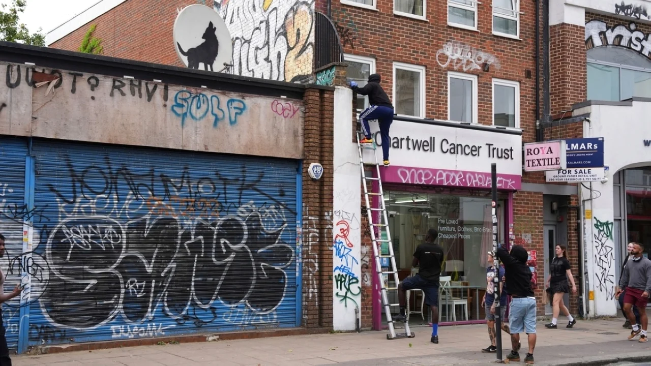 بانكسي في مرمى اللصوص: سرقة أحدث أعمال فنان الشارع الغامض في لندن