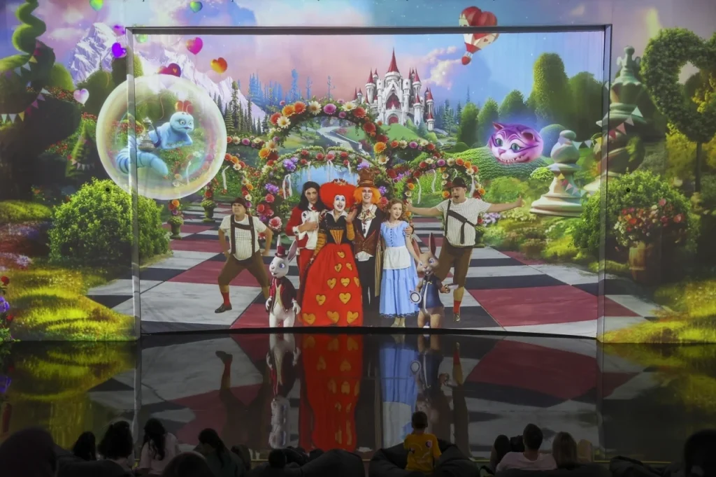 أليس في بلاد العجائب تسحر دبي بعرضٍ ساحر ومبتكر