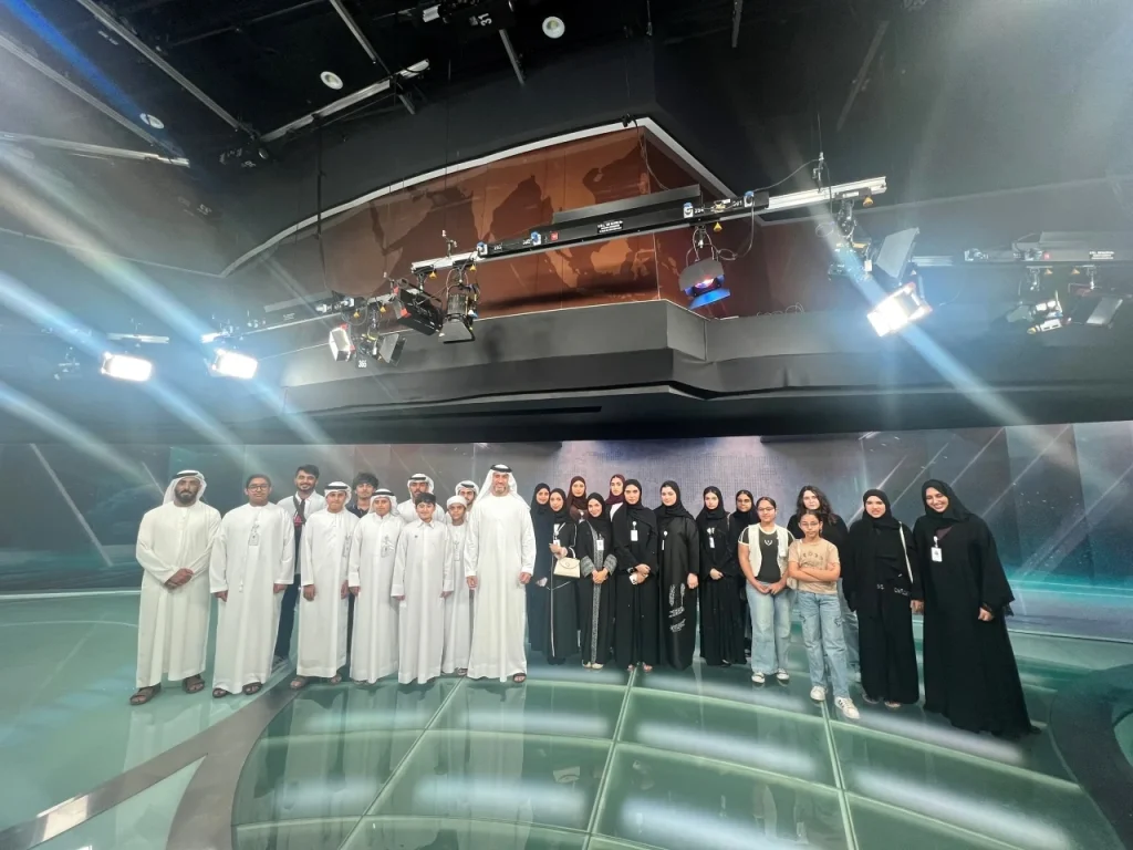 اكتشف عالم الإعلام: برنامج المستكشف الشامل لطلاب الإمارات