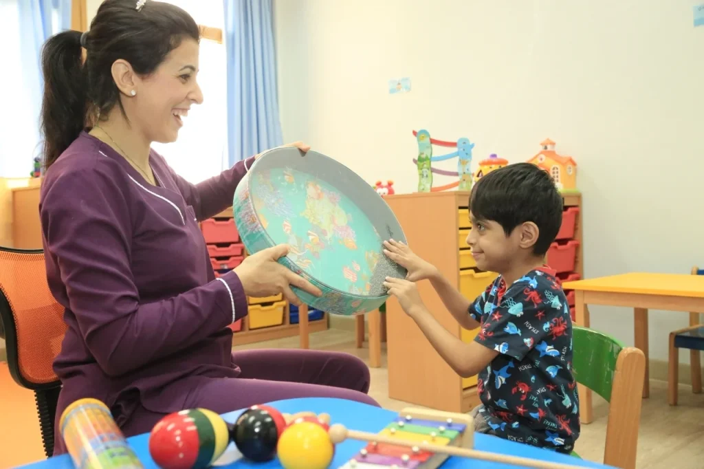 تحويل الألم إلى فن: كيف ساهمت دبي في تطوير العلاج بالفنون