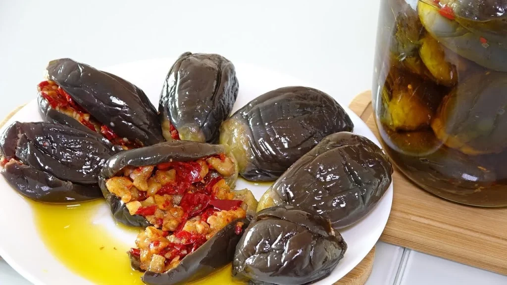 فوائد المكدوس: طبق تقليدي غني بالعناصر الغذائية