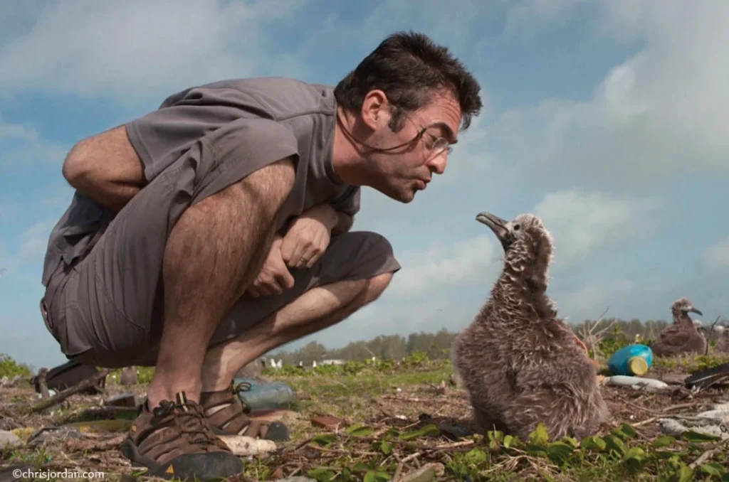 كريس جوردان: فنان بصري يكشف عواقب الاستهلاك المفرط