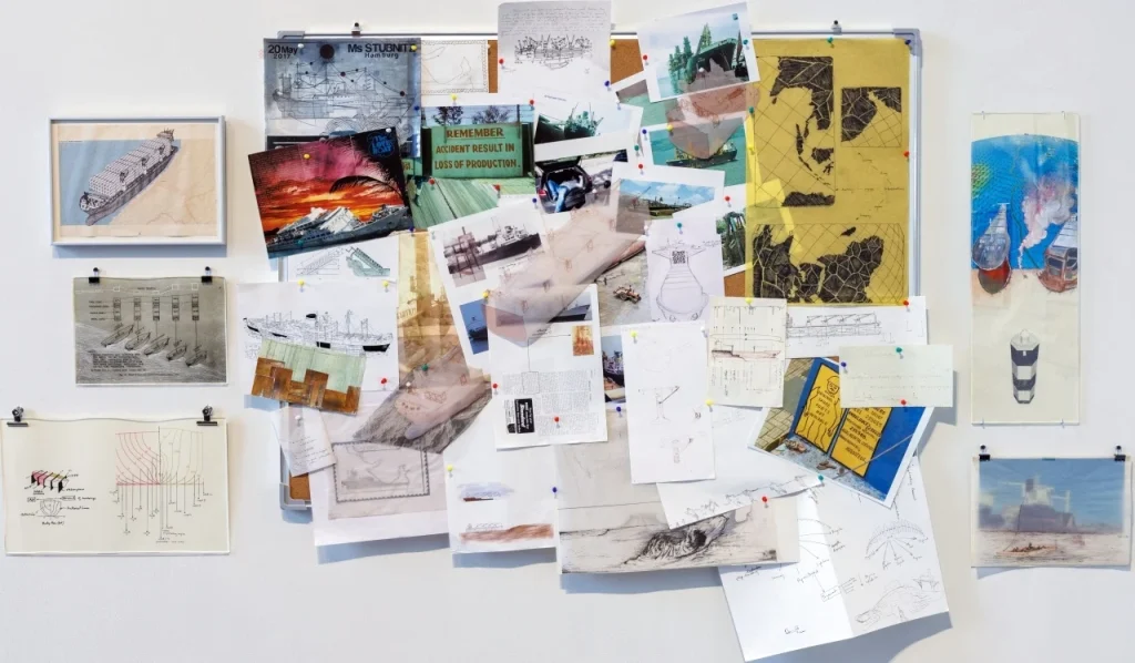 معرض "على ضفاف الأرض" في دبي: رحلة فنية عبر التاريخ والتجارة