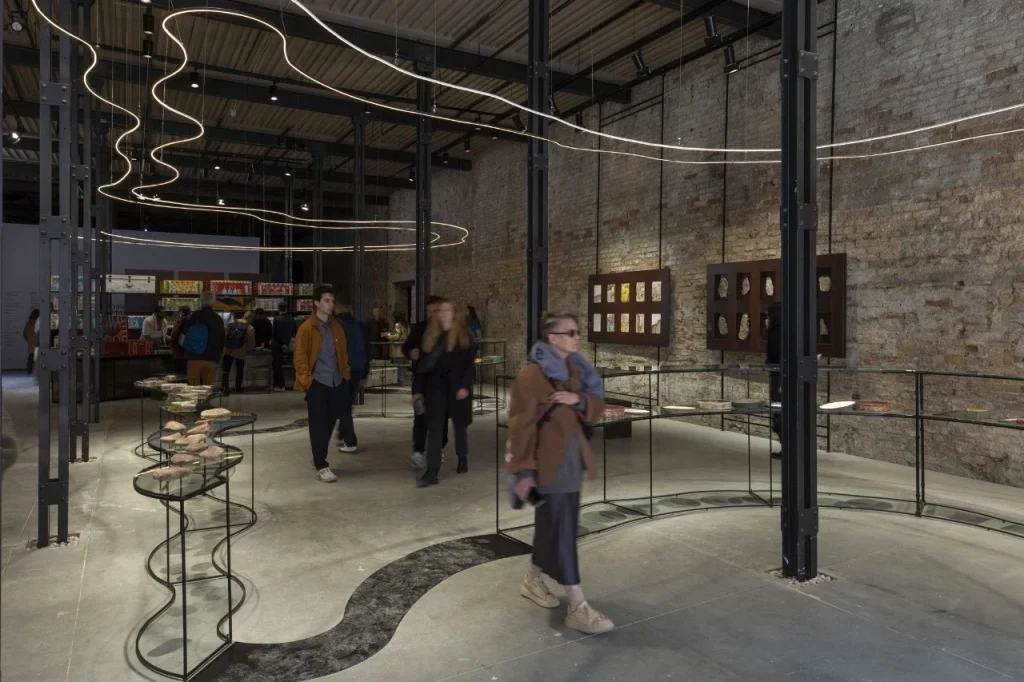 فن الإمارات يتألق في بينالي البندقية: معرض عبدالله السعدي