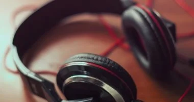 كيفية حماية سمعك: دليل شامل لاستخدام سماعات الأذن بأمان