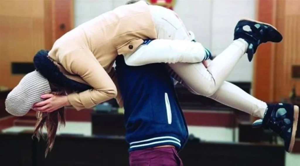 قصة حب غريبة: صيني يحمل زوجته على ظهره لإنقاذ زواجه