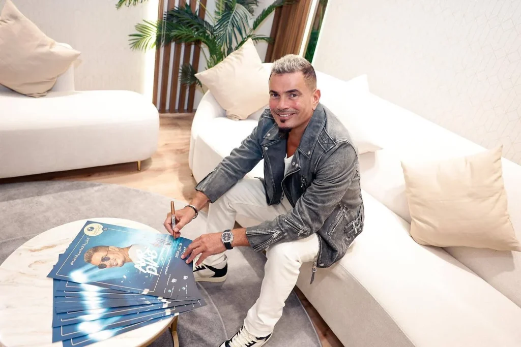 عمرو دياب يستعد لمفاجأة جمهوره بأغاني جديدة وحفل ضخم في موسم الرياض