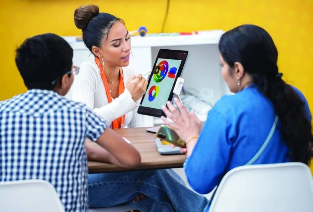 معرض الشارقة الدولي للكتاب يحتفي بعشاق الكوميكس: عالم من الإبداع والمتعة