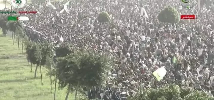 الجزائر تحتفل بسبعينية الثورة: استعراض عسكري مهيب يجذب آلاف المتفرجين