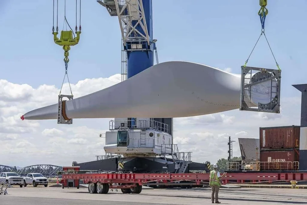 اليمن تخطو نحو مستقبل أكثر خضرة: وصول أول توربين رياح إلى عدن