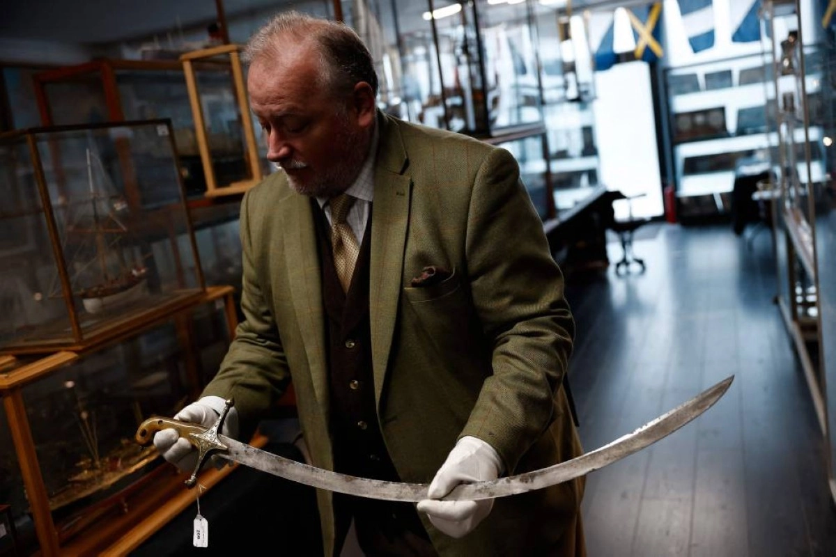 سيف نابليون الأندلسي المغاربي.. قطعة تاريخية فريدة تعرض في مزاد بلندن