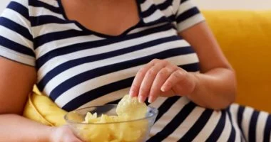 مواد كيميائية سامة في طعامك: هل تعرف ما تخفيه رقائق البطاطس والحبوب؟