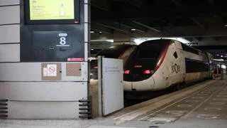 إضراب شامل يهدد السكك الحديدية الفرنسية: عمال السكك الحديدية يعلنون عن إضراب مفتوح