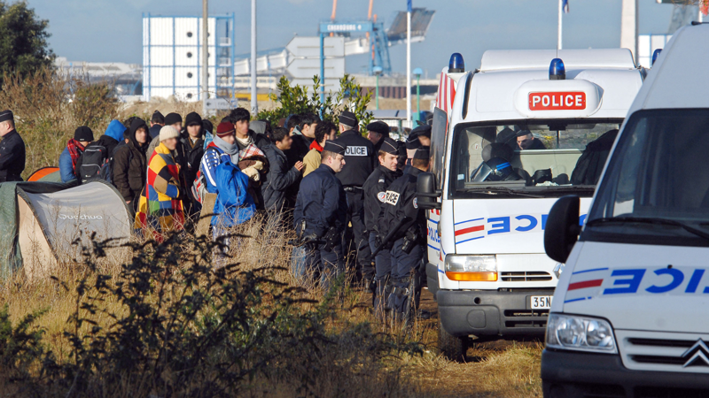فرنسا تشدد قبضتها: ترحيل جماعي للمهاجرين إلى ألبانيا