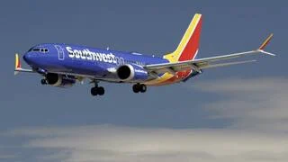 طائرة مدنية تتعرض لإطلاق نار في مطار دالاس