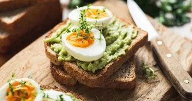 البروتين في الإفطار: مفتاح لزيادة الطاقة وتحسين الأداء