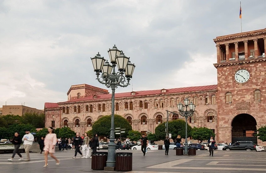 أزمة سياسية في أرمينيا: استقالات واسعة وتغييرات وزارية