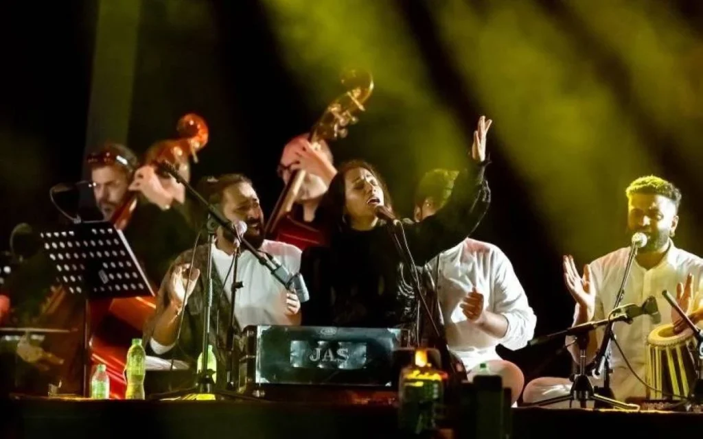 مهرجان تنوير: أمسية ساحرة في قلب الصحراء