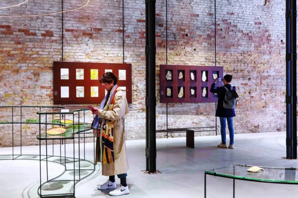 فنان إماراتي يترك بصمة مميزة في بينالي البندقية