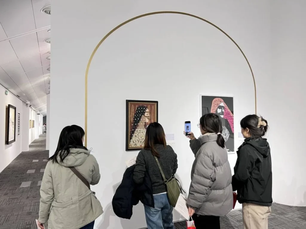 جسر فني يربط بين الإمارات والصين: معرض مشترك يحتفل بـ 40 عاماً من العلاقات