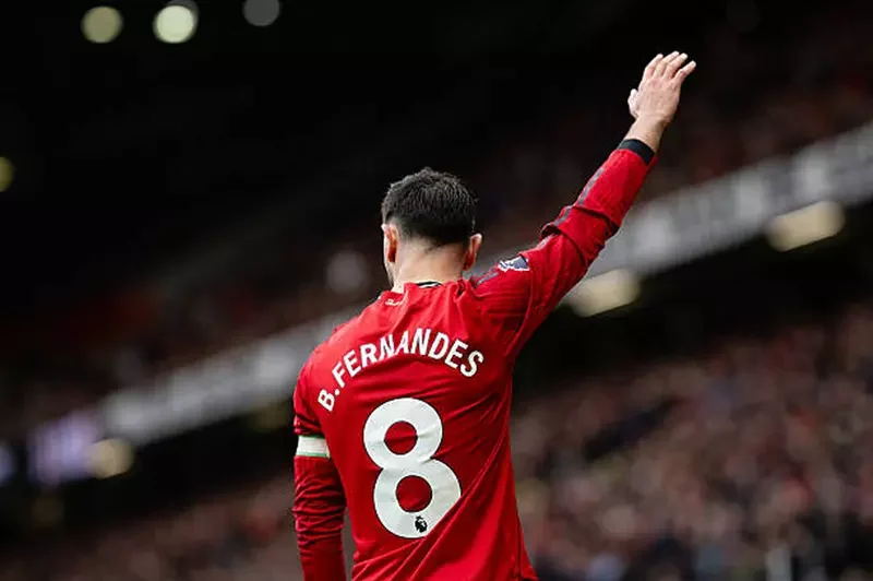 فيرنانديز يتوج بجائزة أفضل لاعب في الجولة 30 من الدوري الإنجليزي 