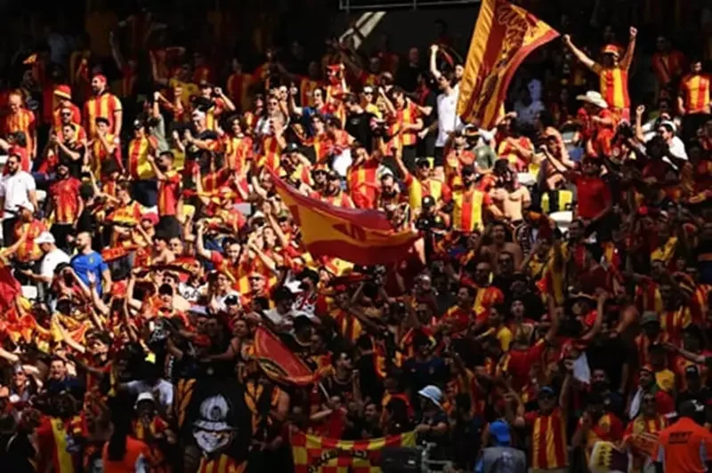 جماهير الترجي تهاجم الأهلي والكاف وترفع لافتات مسيئة (صورة) 