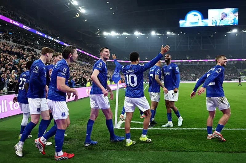 إيفرتون يمنح تشيلسي درسا ويهزمه بثلاثية في البريميرليج 