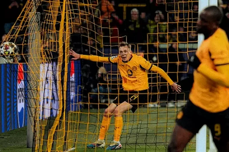 دورتموند يعود من تأخره ويهزم هامبورج بثلاثية في الدوري الألماني 